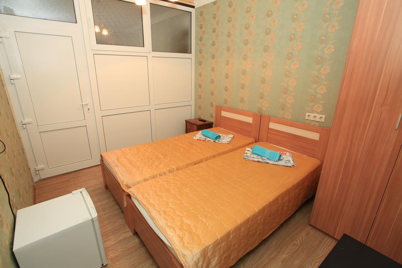 Guest House Esma Sukhumi Exterior photo